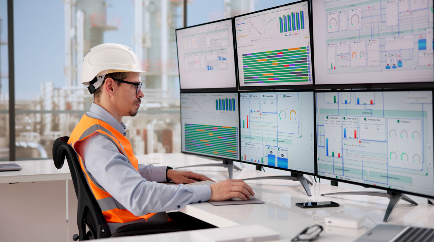 Une main posant un marqueur vert sur une feuille listant 5 indicateurs énergétiques, avec des compteurs analogiques en arrière-plan flou, symbolisant la sélection stratégique des KPIs.