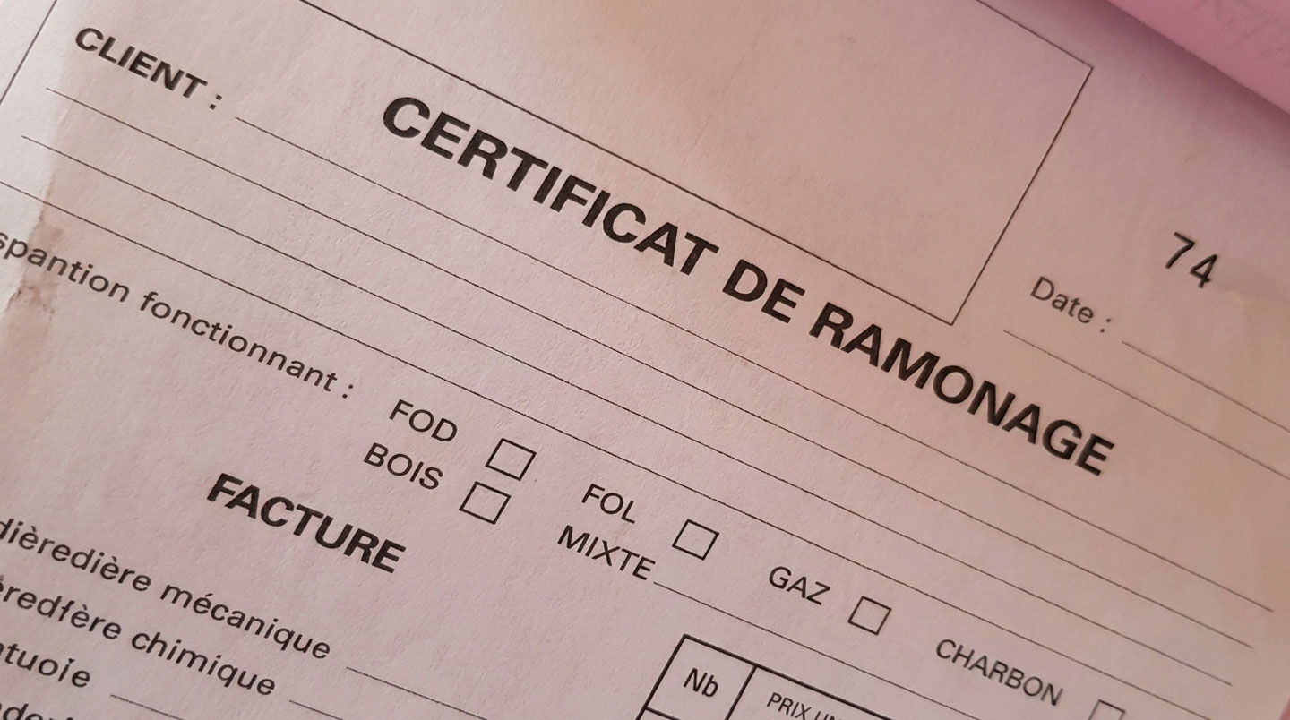 Certificat de ramonage officiel partiellement visible sur un bureau, tampon professionnel et signature manuscrite apparents, contexte administratif contemporain en arrière-plan